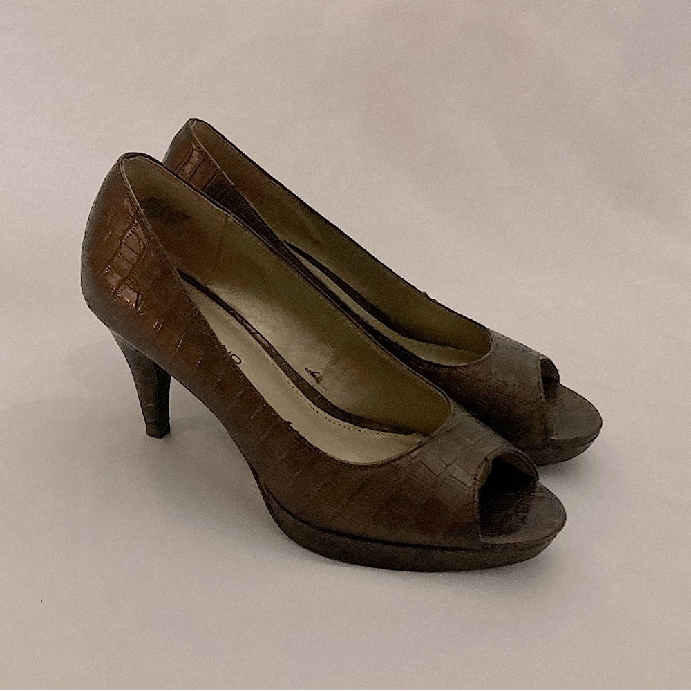 Bandolino Brown Alligator Faux Leather Heels Size 7.5